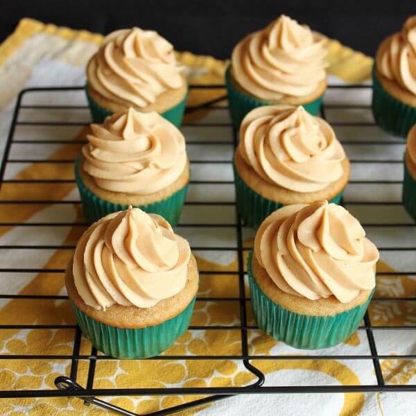 These Caramel Apple Cupcakes are the perfect treats for Autumn. The sticky homemade Dulce de Leche filling gives them an extra special touch. | wildwildwhisk.com