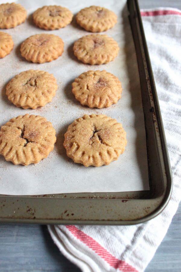 Trade your PB&J sandwich for these Peanut Butter and Jelly Cookies. Peanut butter cookies filled with your favorite jelly, they are perfect for an afternoon snack to curb your sweet and salty craving. | wildwildwhisk.com #peanutbutter #jelly #cookies Peanut Butter and Jelly Cookies | wildwildwhisk.com