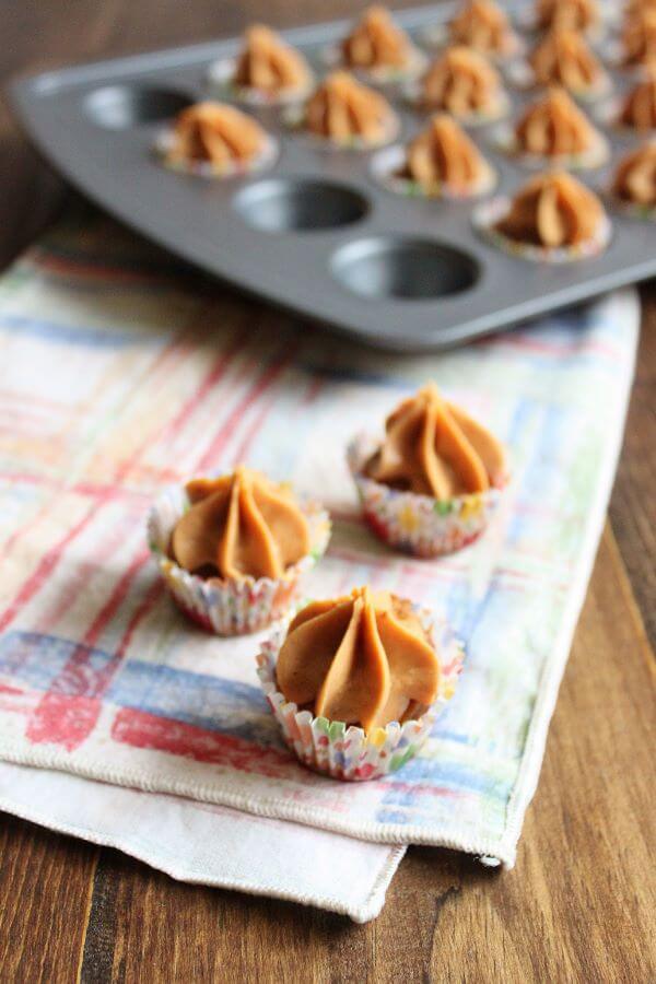 Peanut Butter Apple Pupcakes | wildwildwhisk.com