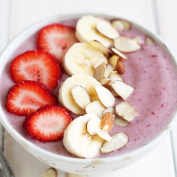 This Strawberry Banana Smoothie Bowl, with no extra sugar of any kind added, is a fresh and healthy breakfast that you can whip up easily under 5 minutes. | wildwildwhisk.com