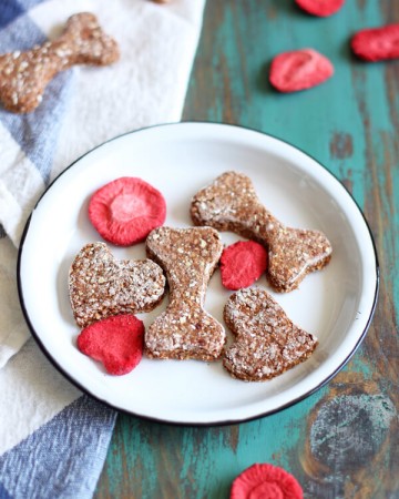 The addition of freeze dried strawberry in these Strawberry Dog Treats packs a big punch of strawberry aroma. They smell so good I even consider eating one! | wildwildwhisk.com