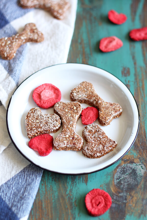 The addition of freeze dried strawberry in these Strawberry Dog Treats packs a big punch of strawberry aroma. | wildwildwhisk.com #dogtreats #freezedriedstrawberry #pet