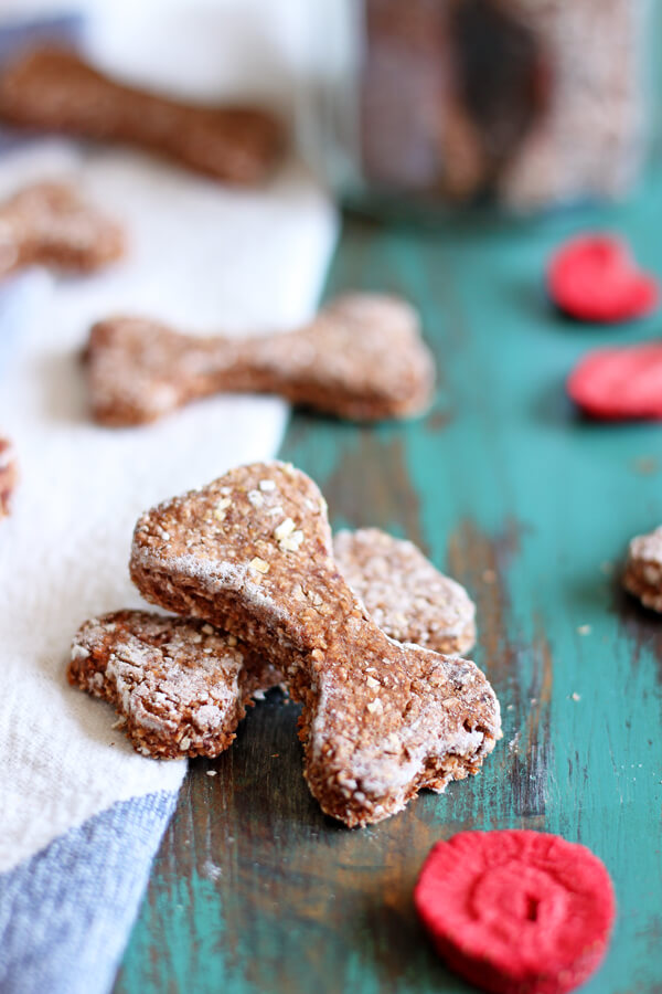 The addition of freeze dried strawberry in these Strawberry Dog Treats packs a big punch of strawberry aroma. | wildwildwhisk.com #dogtreats #freezedriedstrawberry #pet