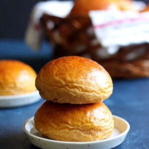 These Sweet Potato Dinner Rolls are light and fluffy with a hint of warm cinnamon. They will make a wonderful addition to your holiday menu this season. | wildwildwhisk.com