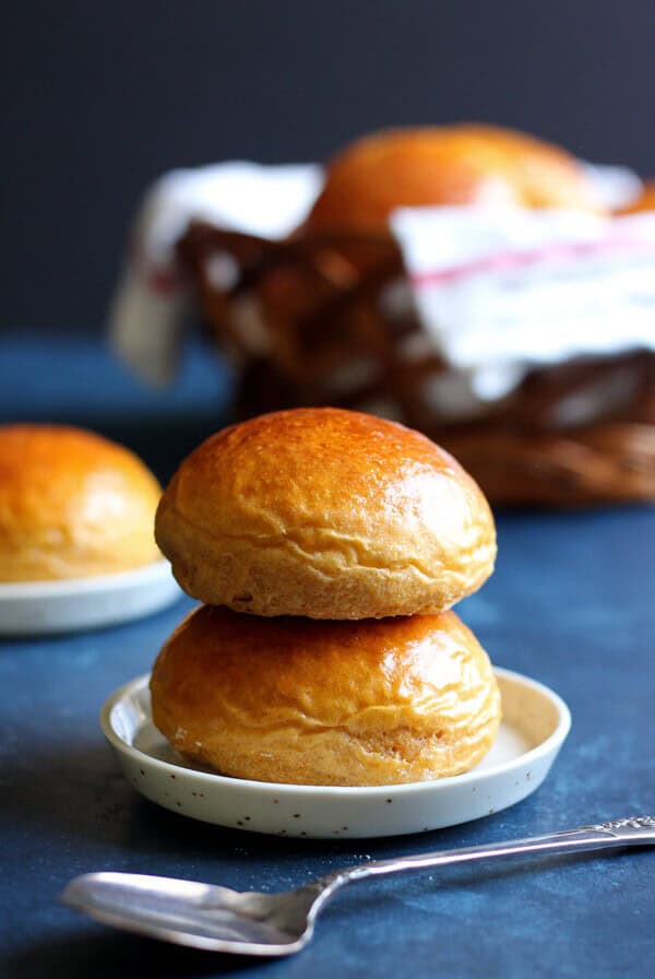 These Sweet Potato Dinner Rolls are light and fluffy with a hint of warm cinnamon. They will make a wonderful addition to your holiday menu this season. | wildwildwhisk.com