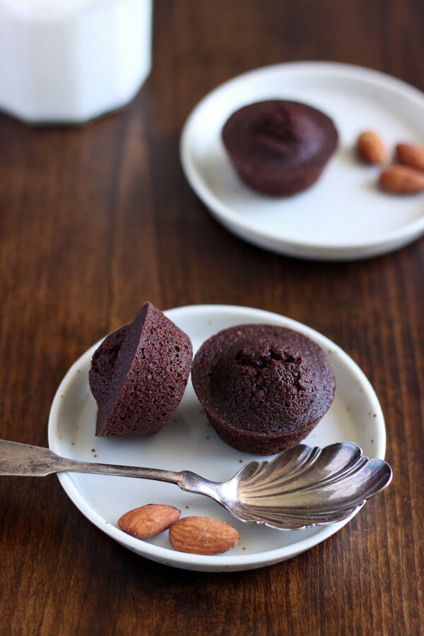 Dark Chocolate Financiers are indulgent little treats, exploding with chocolate flavor. They will satisfy any chocolate lover’s craving. | wildwildwhisk.com