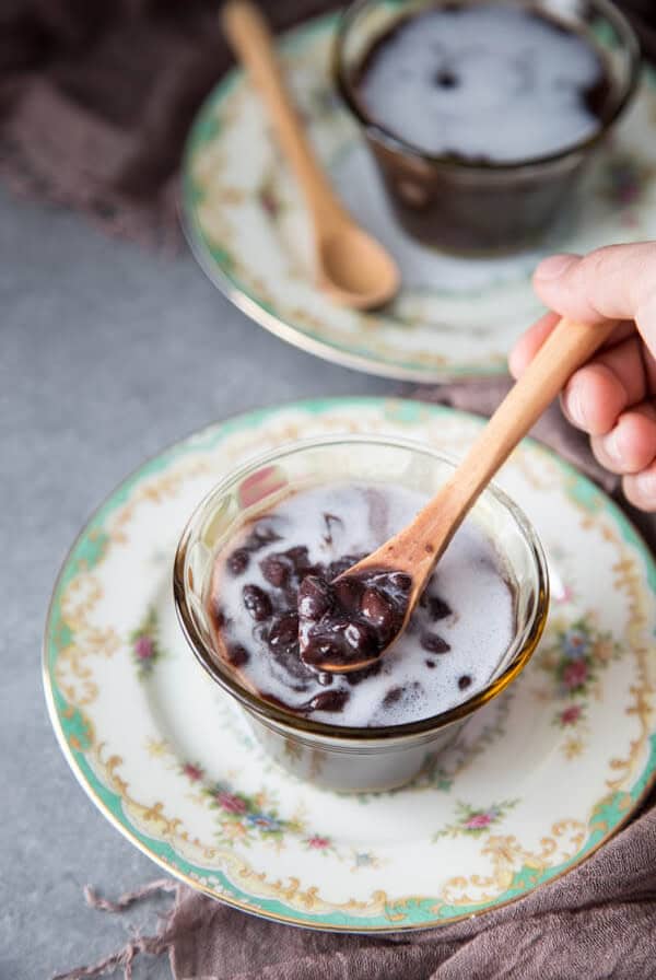 Che dau den with coconut milk in a small bowl